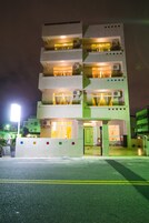 住宿正面 - 傍晚/夜晚