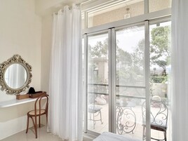 Standard Double Room | Desk, soundproofing, free WiFi, bed sheets