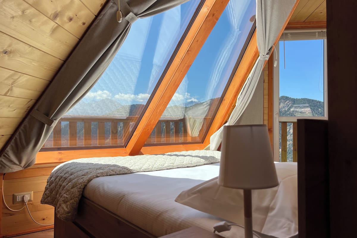 Suite, balcon | 1 chambre, lit avec matelas en mousse à mémoire, minibar, coffre-fort