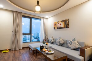 Junior-Suite, Balkon, eingeschränkter Meerblick | 1 Schlafzimmer, hochwertige Bettwaren, Minibar, Zimmersafe