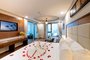 Phòng Suite Junior, ban công, quang cảnh một góc biển | 1 phòng ngủ, bộ đồ giường cao cấp, minibar, két bảo mật tại phòng 