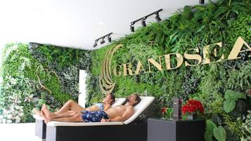 Alberca techada, acceso de 06:00 a 20:00, y sombrillas en la alberca