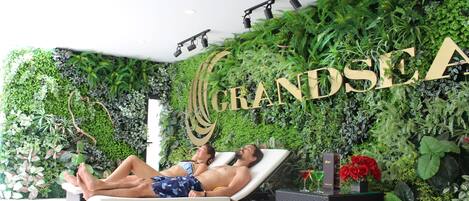 Una piscina cubierta (de 06:00 a 20:00), sombrillas, tumbonas