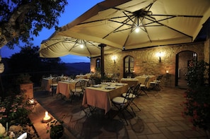 Aperto a pranzo e cena, cucina regionale