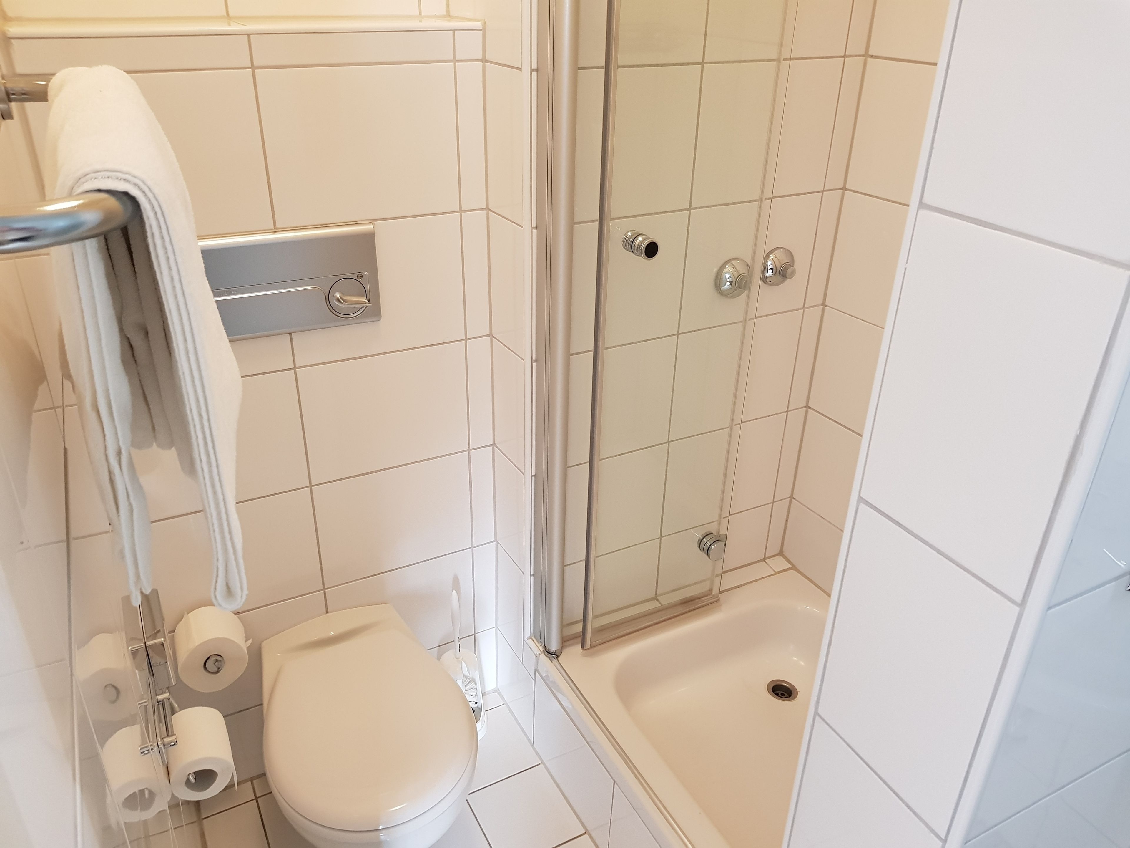 standard double room | bathroom | shower, free toiletries, hair dryer, towels