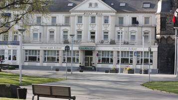 Hotel zum Anker features a classic facade with a central entrance and decorative columns.