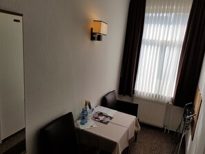 Economy-Doppelzimmer | Wohnbereich | 32-Zoll-LED-Fernseher mit Satellitenempfang, Fernseher, aktuelle Filme