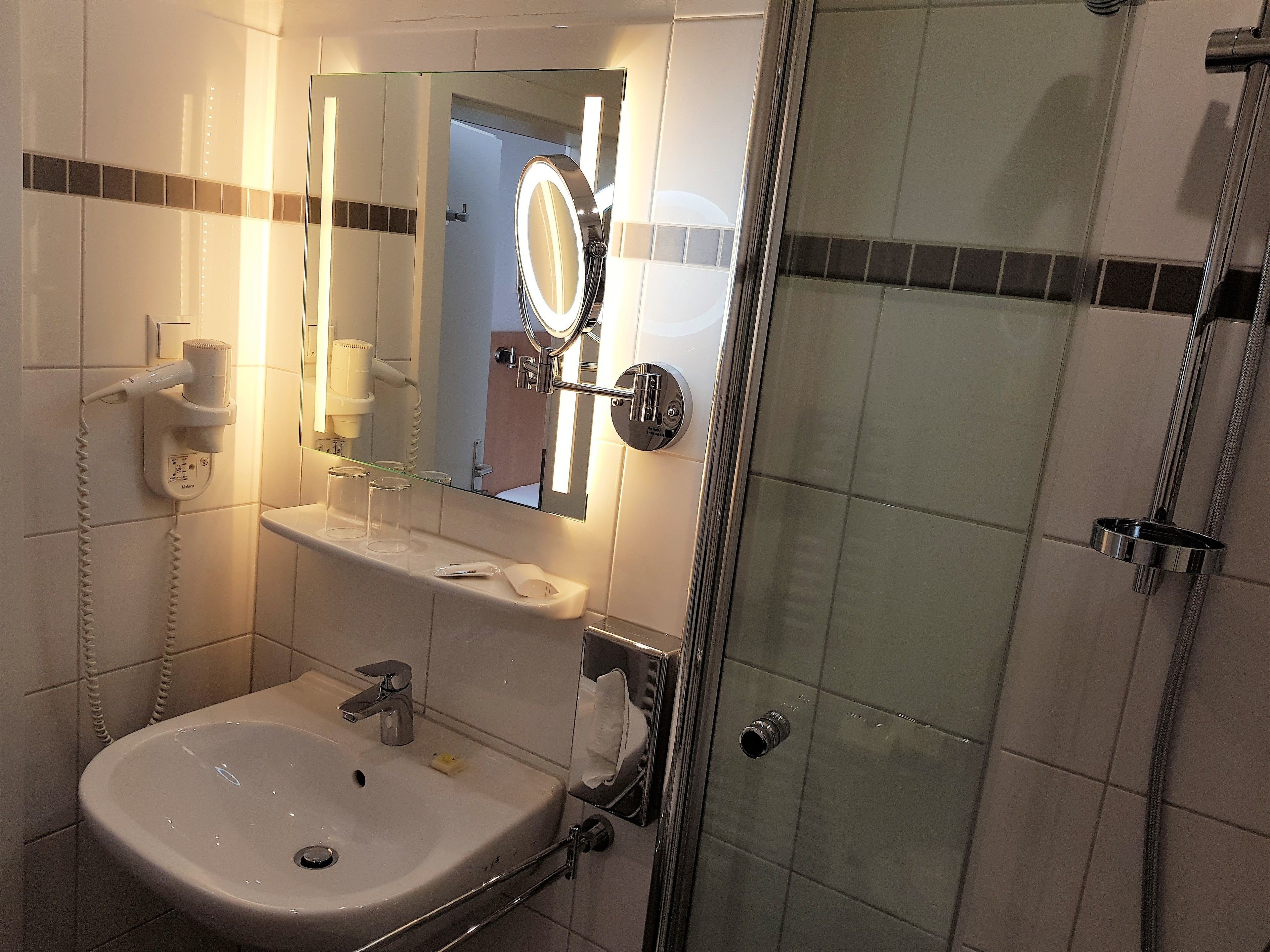 economy double room | bathroom amenities | shower, free toiletries, hair dryer, towels