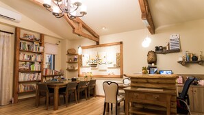 Una habitación acogedora con muebles de madera, una estantería, un escritorio y una silla.