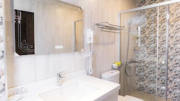 Superior driepersoonskamer (with Slide) | Badkamer | Een douche, gratis toiletartikelen, een haardroger, pantoffels