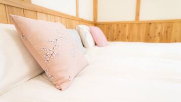 Una cama con cabecera de madera y varias almohadas.