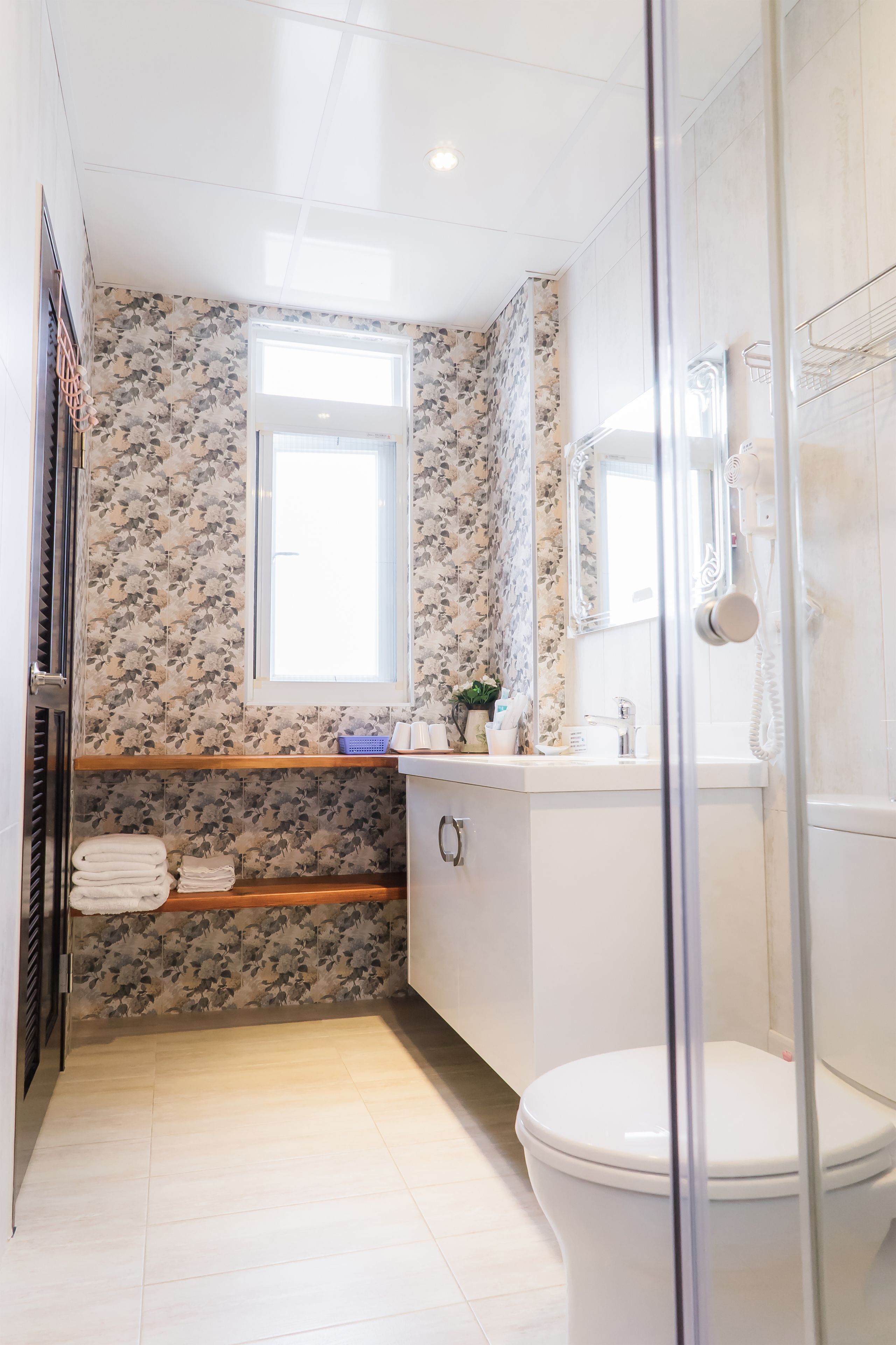 Un baño con ducha, inodoro y lavamanos.
