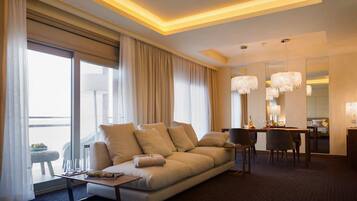 Suite presidencial, accesible para personas con discapacidad, vistas al mar (Terrace) | Minibar, caja fuerte, escritorio y cortinas opacas