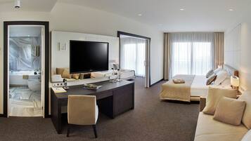 Familiekamer, kamers met tussendeur (Terrace) | 1 slaapkamer, een minibar, een kluis op de kamer, een bureau