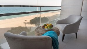 Habitación doble superior, terraza, vistas al mar | Minibar, caja fuerte, escritorio y cortinas opacas
