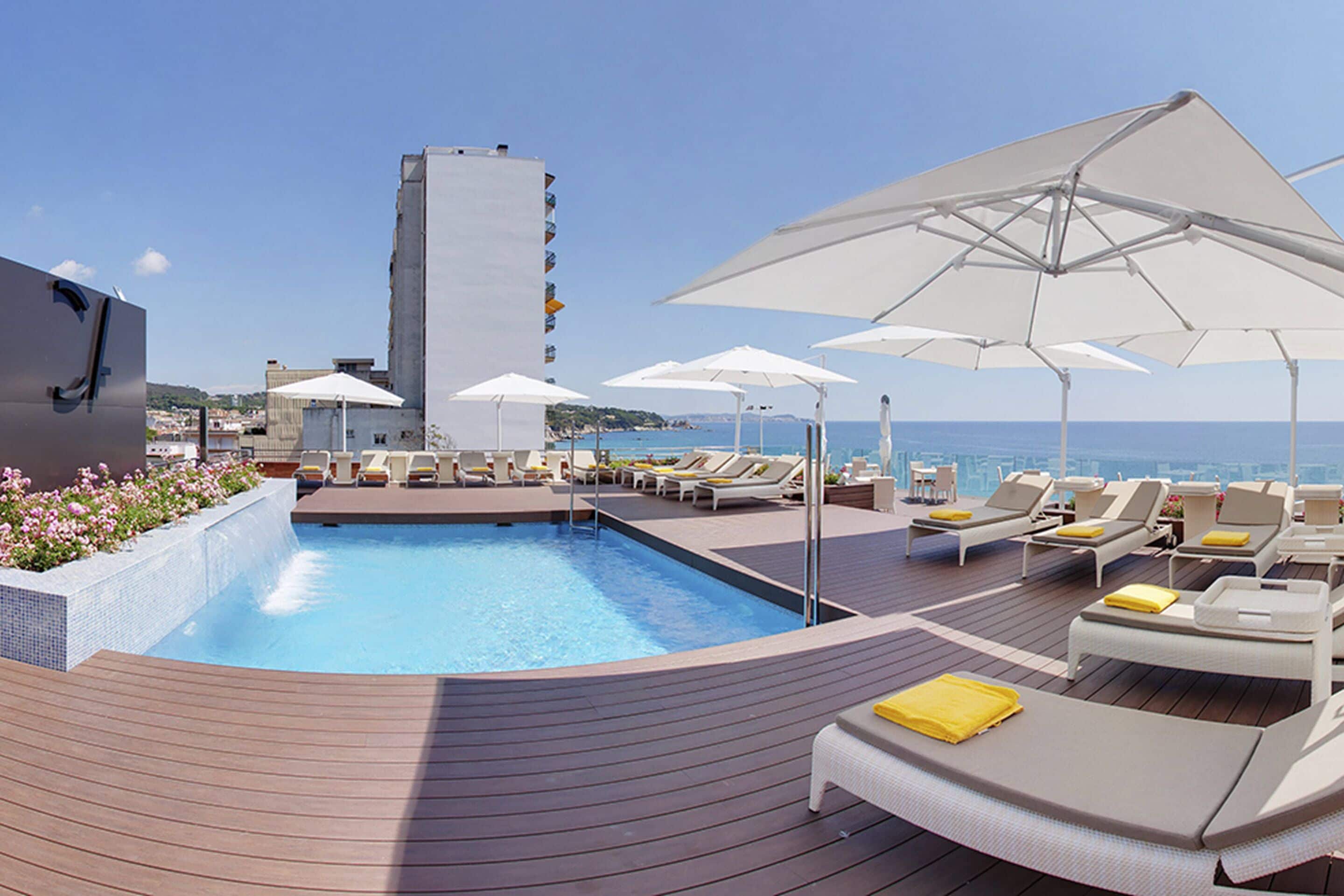 Piscina externa sazonal, guarda-sóis, espreguiçadeiras