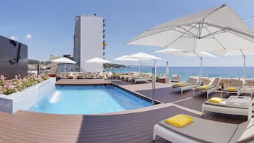 Sesongbasert utendørsbasseng, bassengparasoller og solsenger