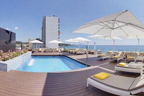 Piscine extérieure (ouverte en saison), parasols de plage