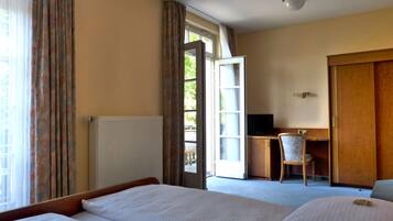 Hypo-allergenic bedding, minibar, desk, laptop workspace