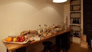 A breakfast buffet with various food items and beverages. - B&B Di Camilla (Pisa)