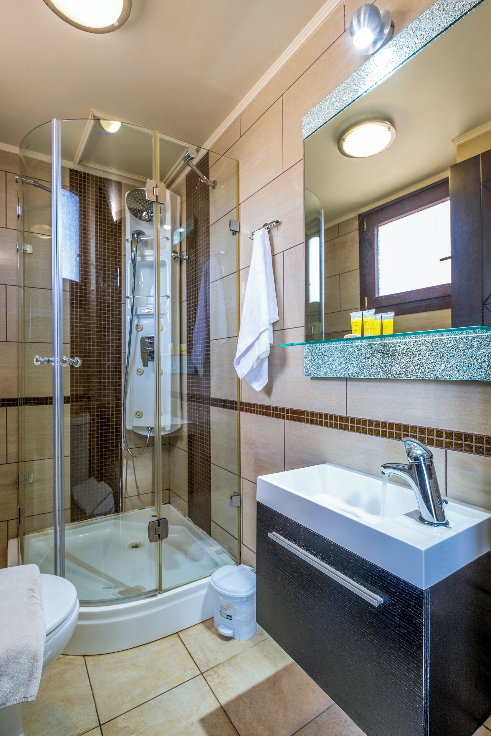family quadruple room | bathroom | shower, free toiletries, hair dryer, slippers