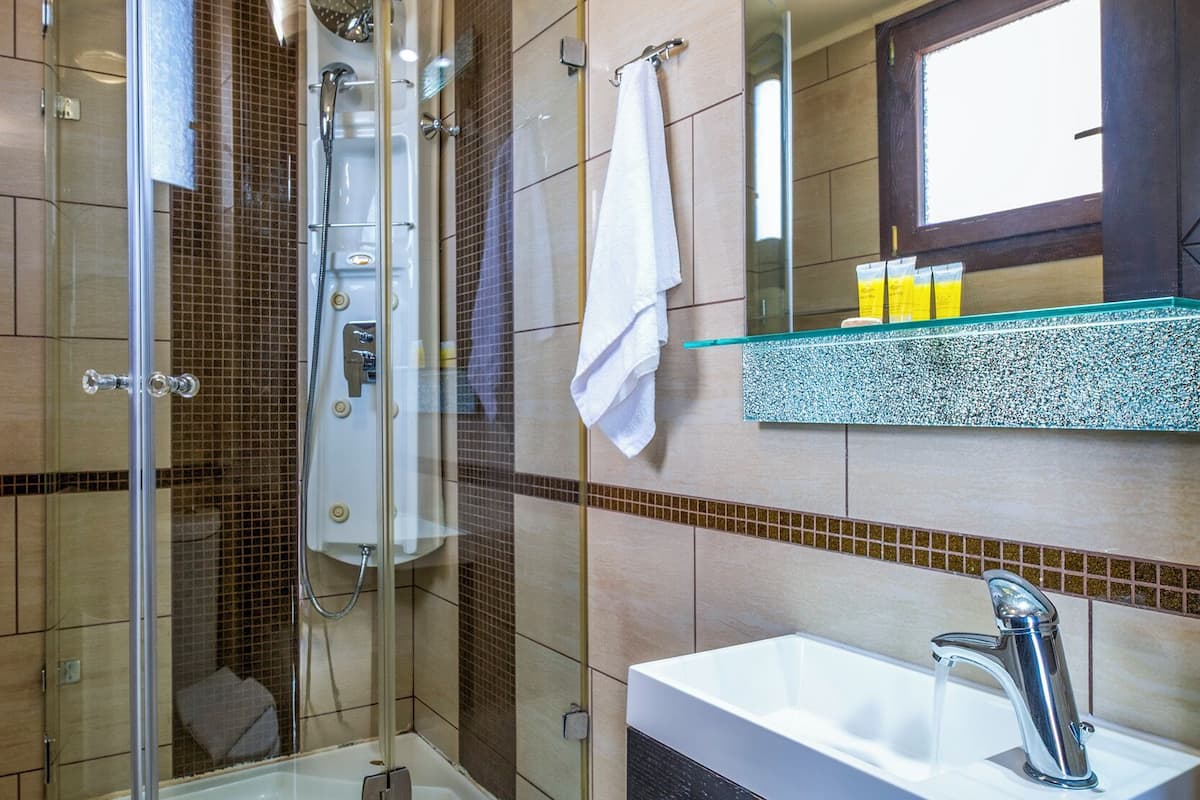 family quadruple room | bathroom | shower, free toiletries, hair dryer, slippers