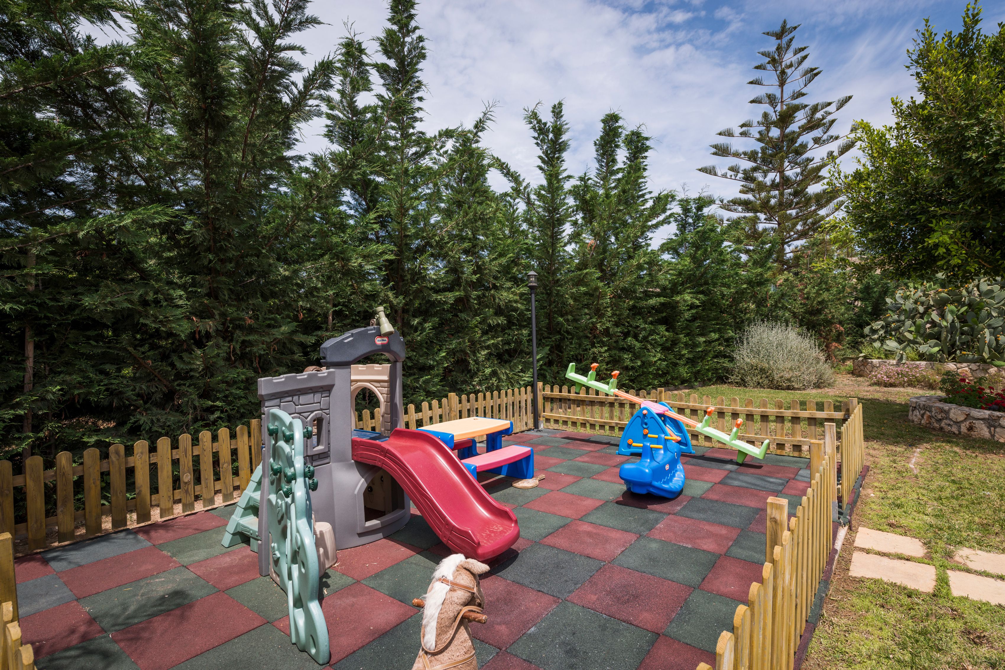 Children’s play area – outdoor