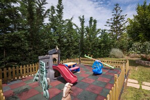 Zona de juegos infantil al aire libre