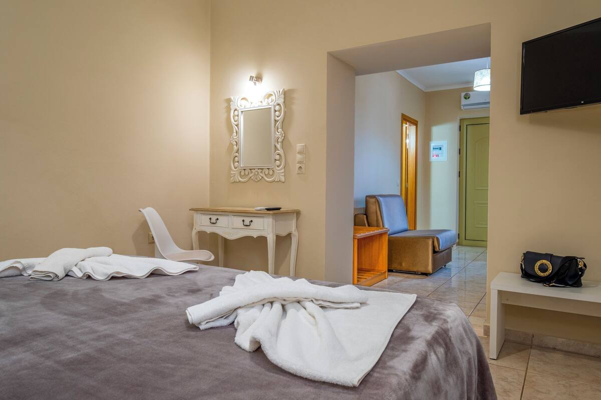 junior quadruple room | minibar, desk, laptop workspace, soundproofing