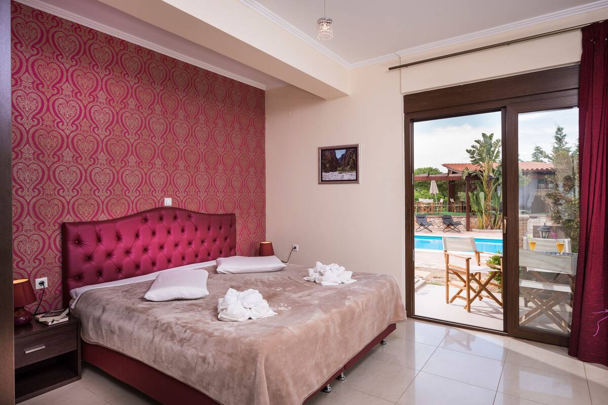 Premium Triple Room | Minibar, desk, soundproofing, iron/ironing board