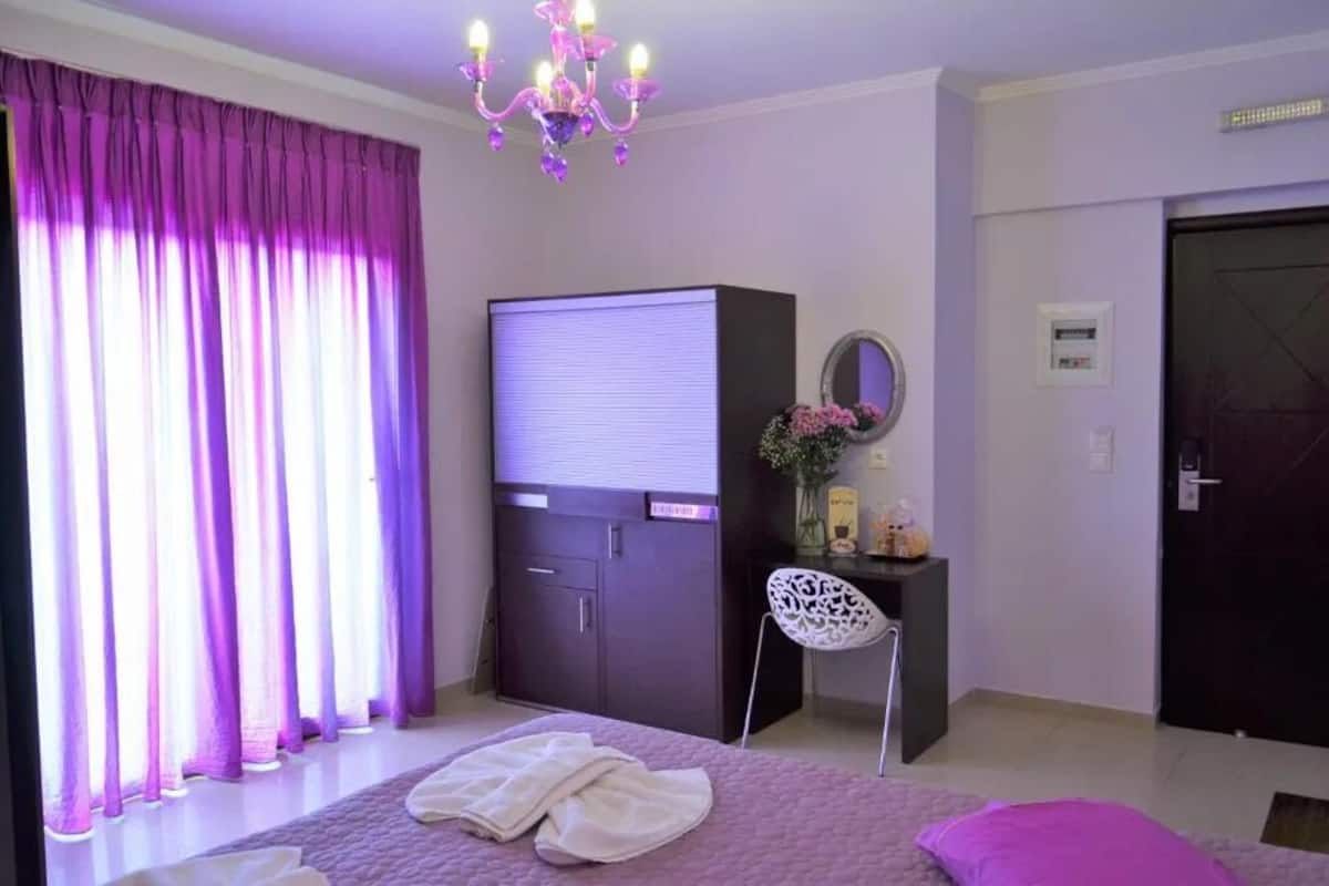 Minibar, escritorio y espacio para trabajar con laptop