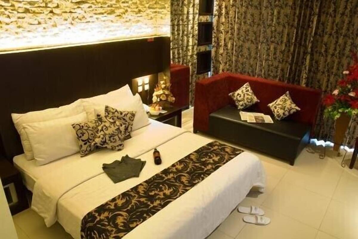 Gold Double Room | In-room safe, desk, blackout drapes, WiFi (free)