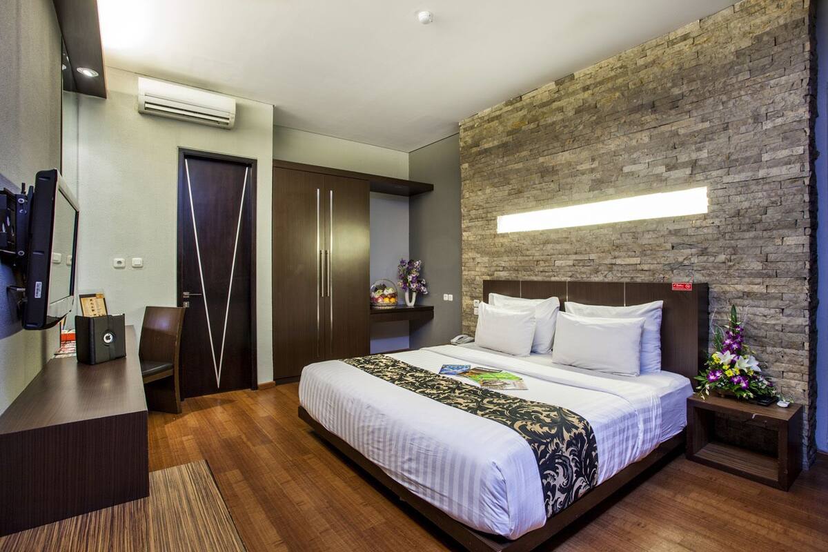 Saphire Room | In-room safe, desk, blackout drapes, WiFi (free)
