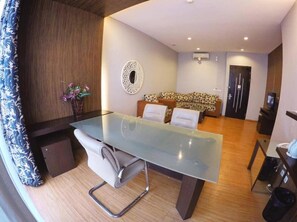 Brankas, meja kerja, tirai kedap cahaya, dan Wi-Fi gratis