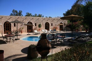 Outdoor pool, open 9:00 AM to 9:00 PM, pool umbrellas, pool loungers - Riad L'Eucalyptus (Essaouira)