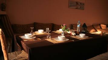 Melayani sarapan dan makan siang dengan sajian masakan internasional