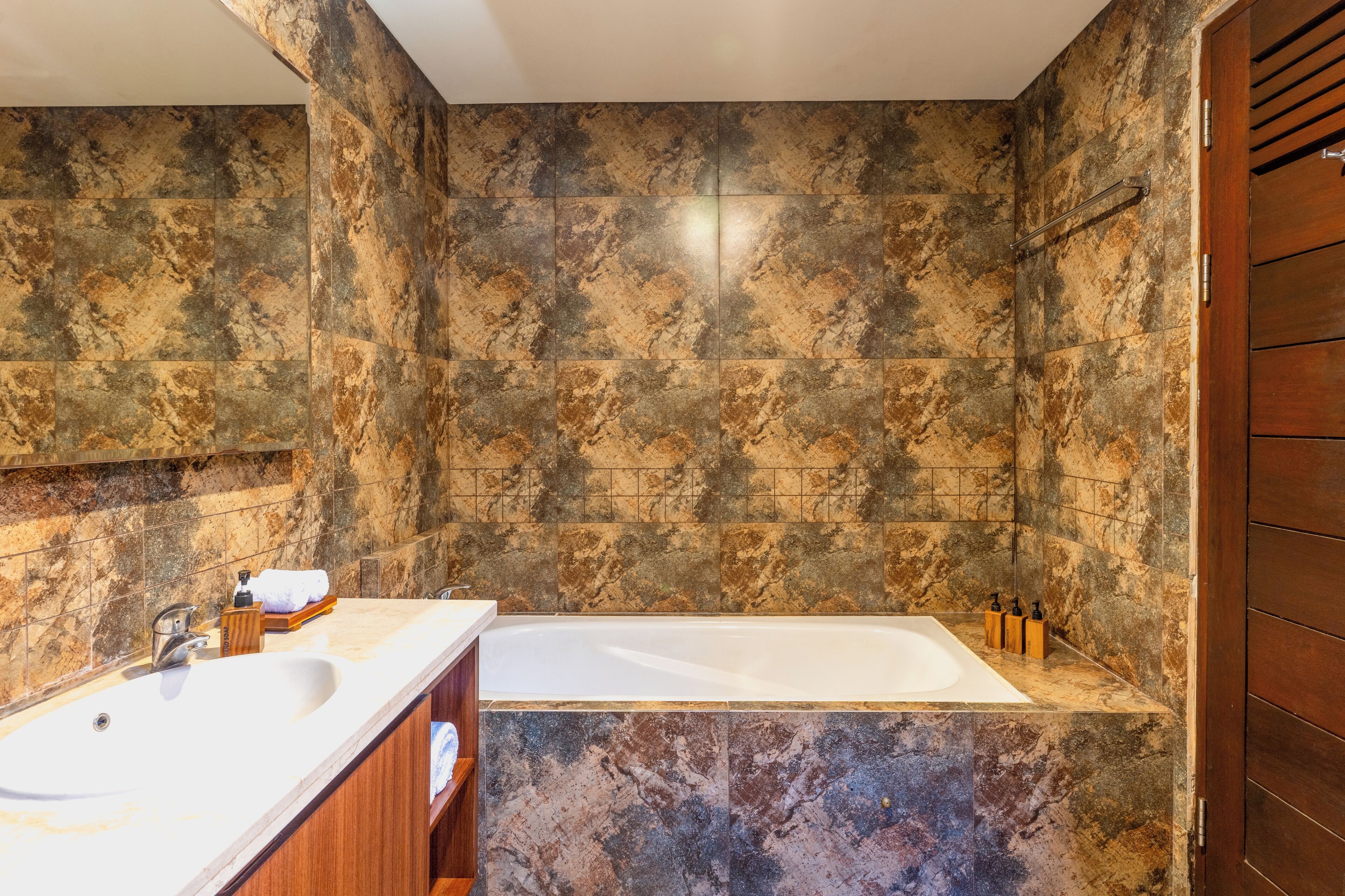 separate bathtub and shower, rainfall showerhead, free toiletries