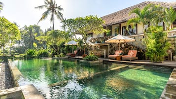 Kolam renang terbuka, kerusi lepak pantai