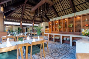 Der serveres morgenmad, frokost, aftensmad og internationale retter 