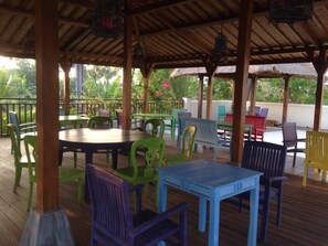 Phục vụ bữa trưa và bữa tối, món ăn mang phong cách quốc tế 