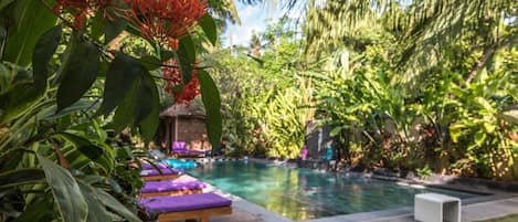 Una piscina al aire libre