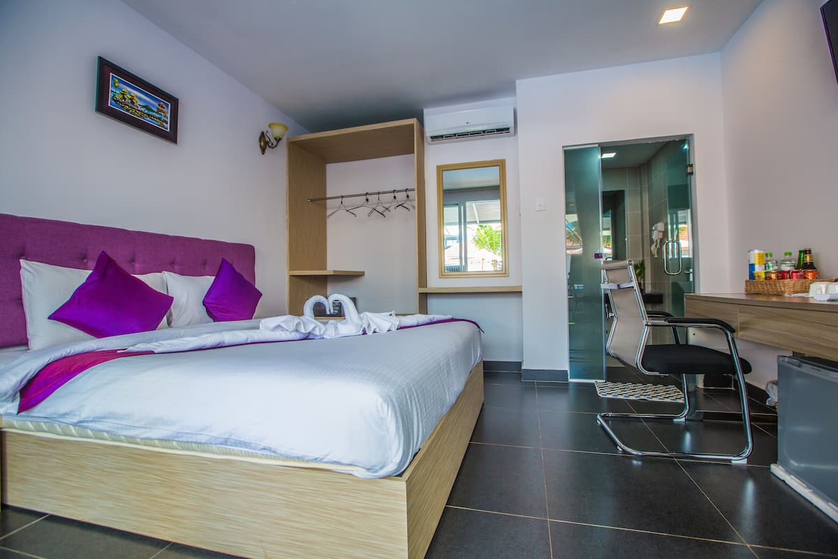Habitación básica doble, 1 habitación, vista al jardín | Caja de seguridad en la habitación y escritorio