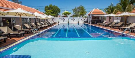 Una piscina al aire libre
