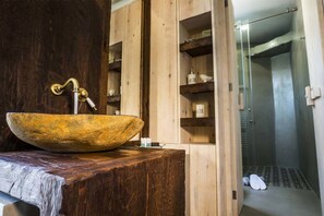 ヴィラ 3 ベッドルーム プライベートプール | バスルーム | シャワー、ヘアドライヤー、スリッパ、タオル