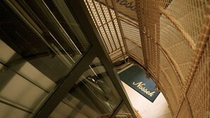 Un escalier sur lequel est apposée une plaque portant l’inscription « Nobel ».