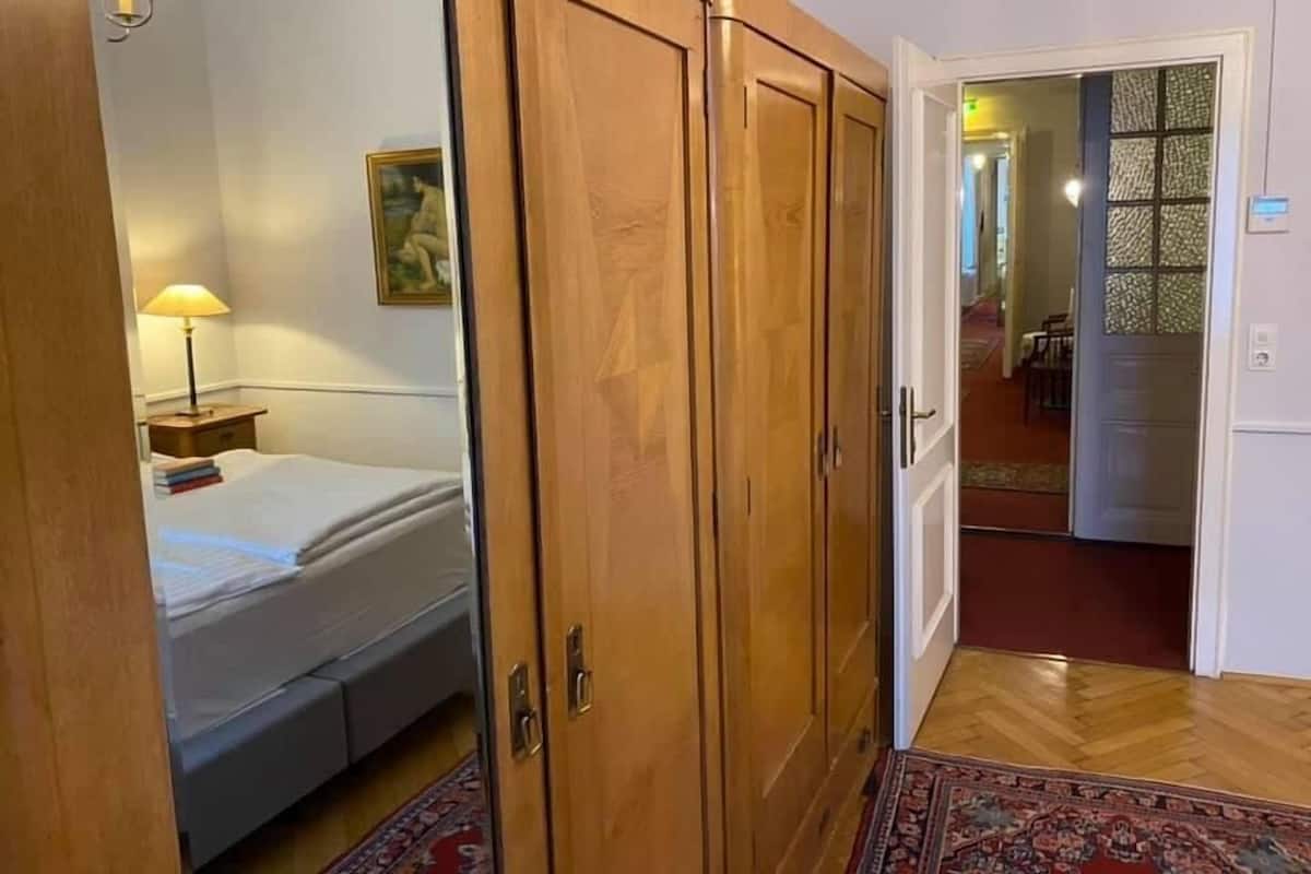 Premium bedding, minibar, blackout drapes, soundproofing