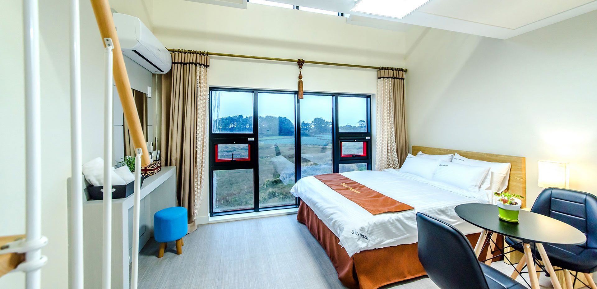 premium duplex, multiple beds | free wifi