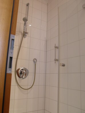 Roba de llit hipoal·lergògena i caixa forta a l'habitació 
