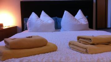 Dubbelrum - privat badrum (Kleines) | Sängtillbehör av högsta kvalitet och värdeförvaringsskåp på rummet