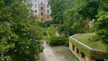 Sisäpiha, jossa on käytävä, polkupyöriä ja rakennus, jonka katto on viherkatettu.